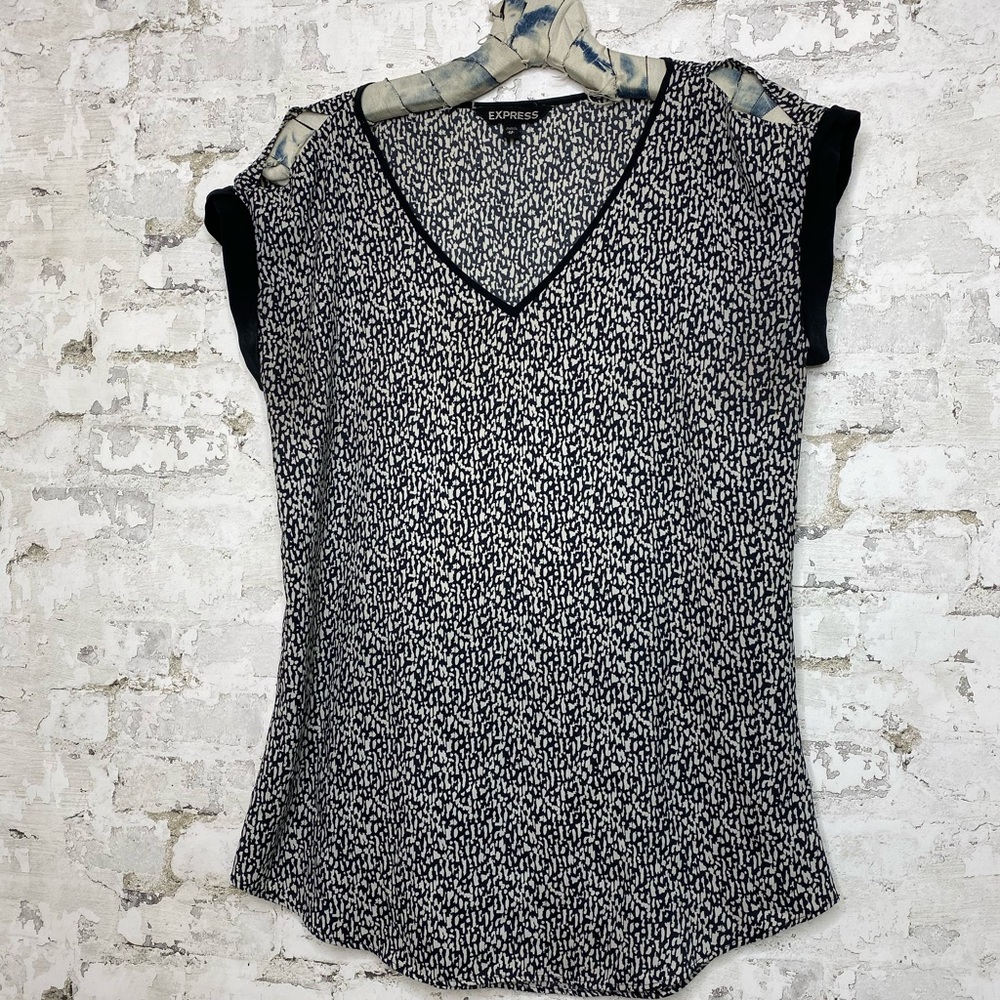 EXPRESS Black And White Printed Blouse